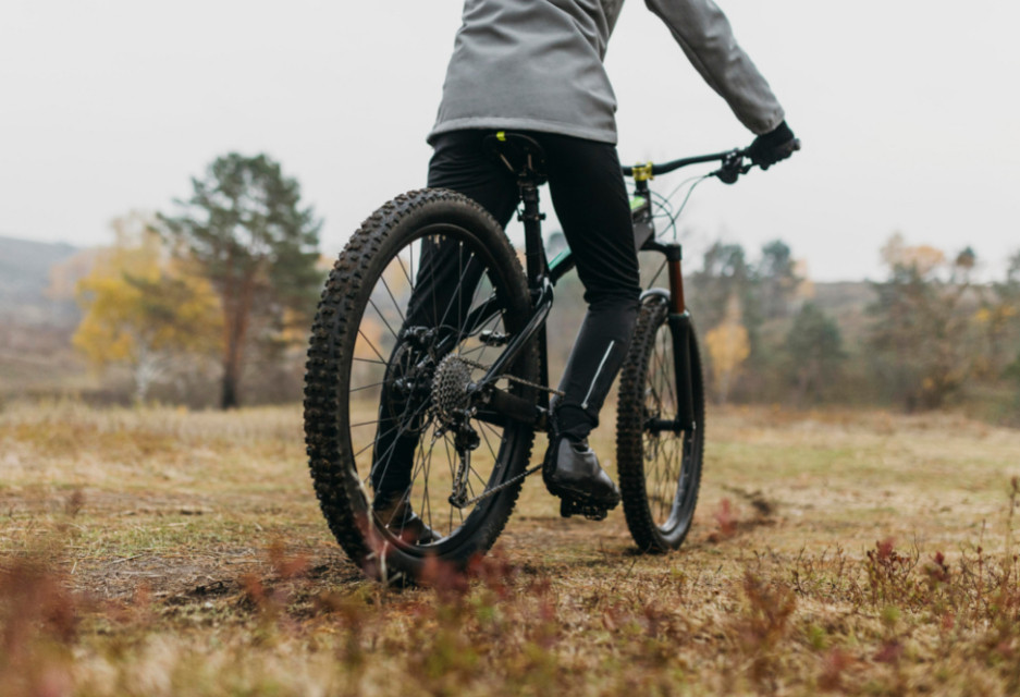 Najlepsze akcesoria rowerowe na sezon jesienno-zimowy